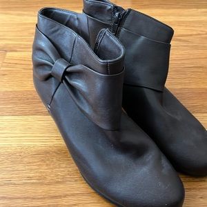 Bass brown boots with bow size 8